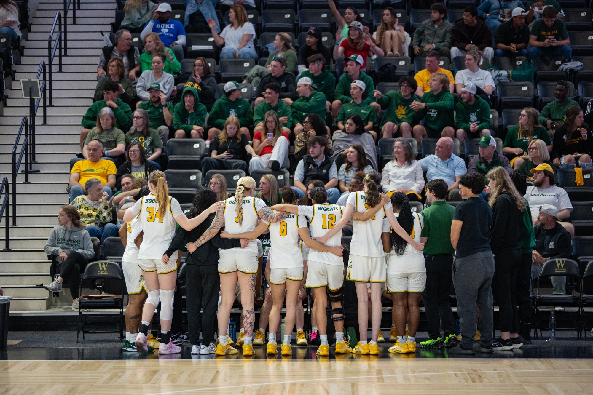 WBB_TeamHuddle