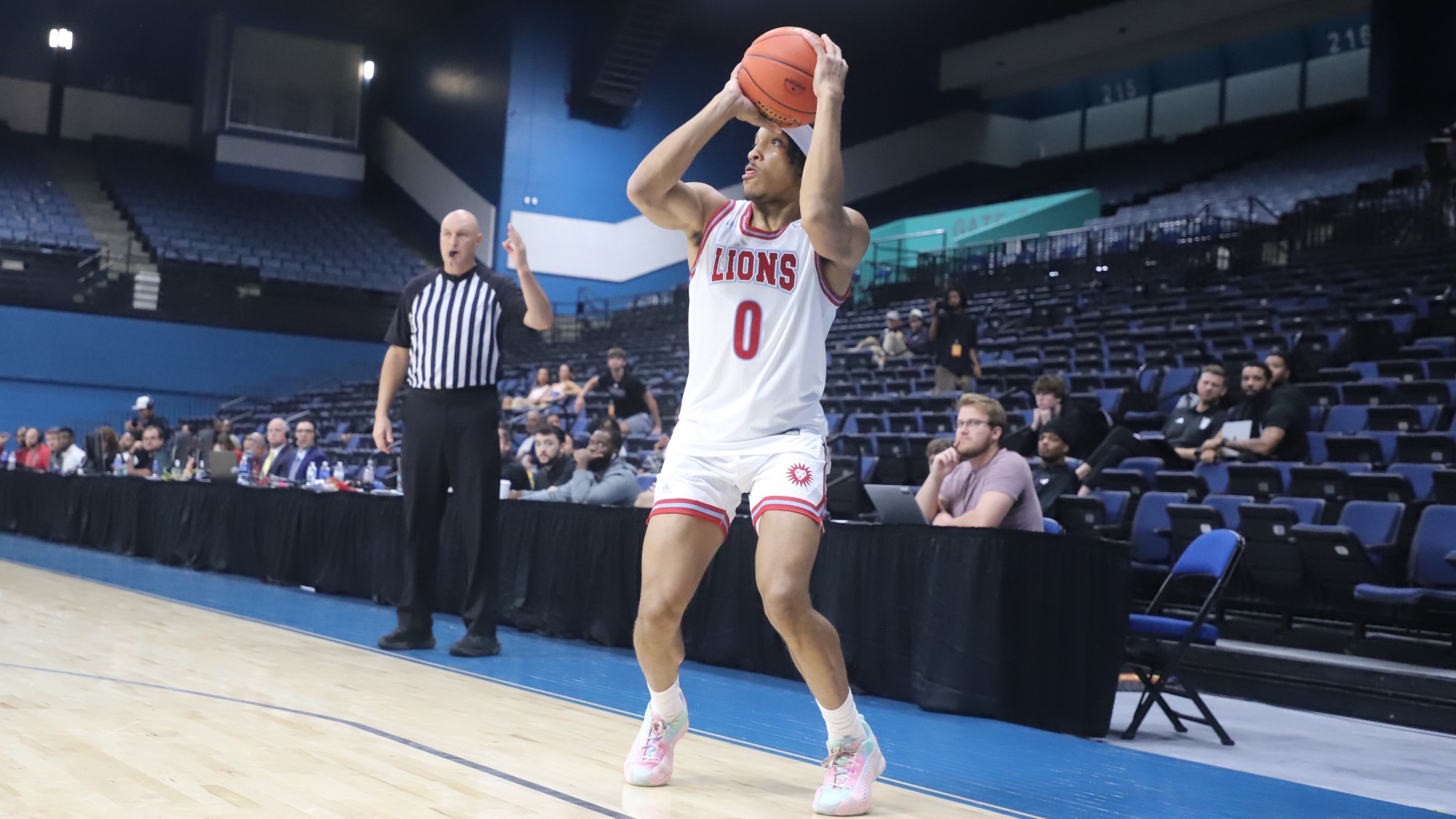 Nakyel Shelton scores against FAU in Sunshine Slam
