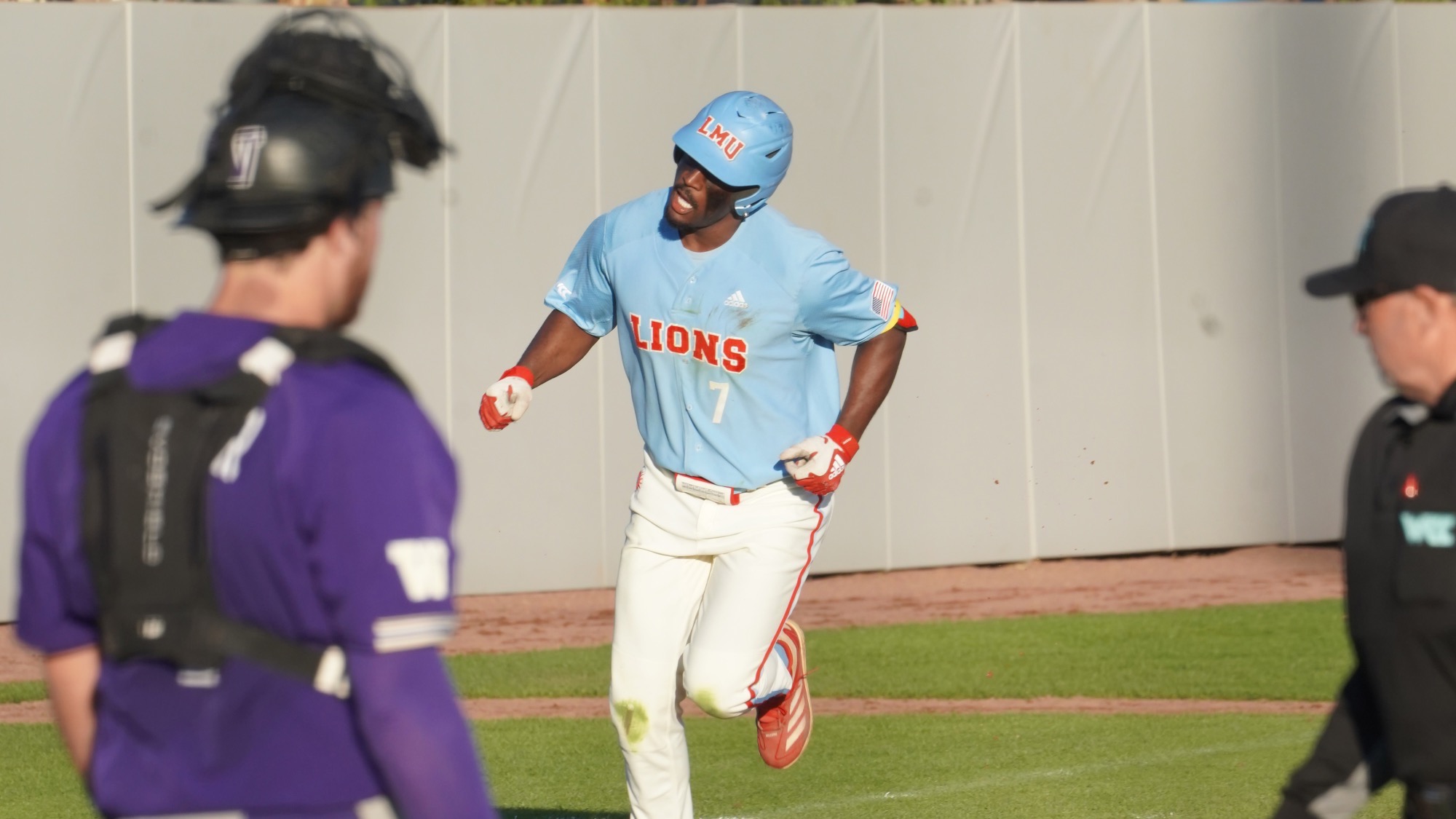 Zion Homer Rounding Third