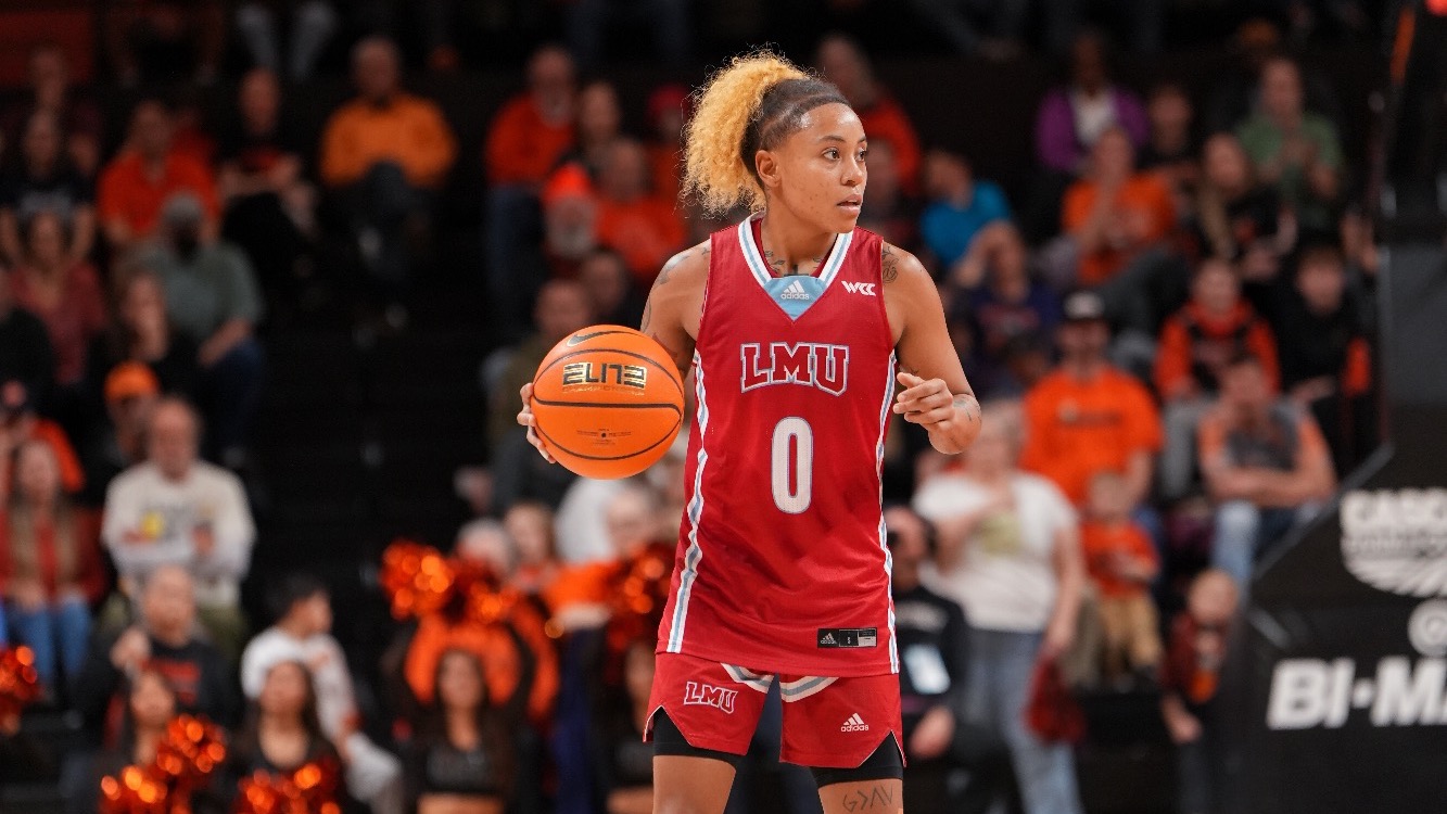 Jess Lawson on the court creating a play 