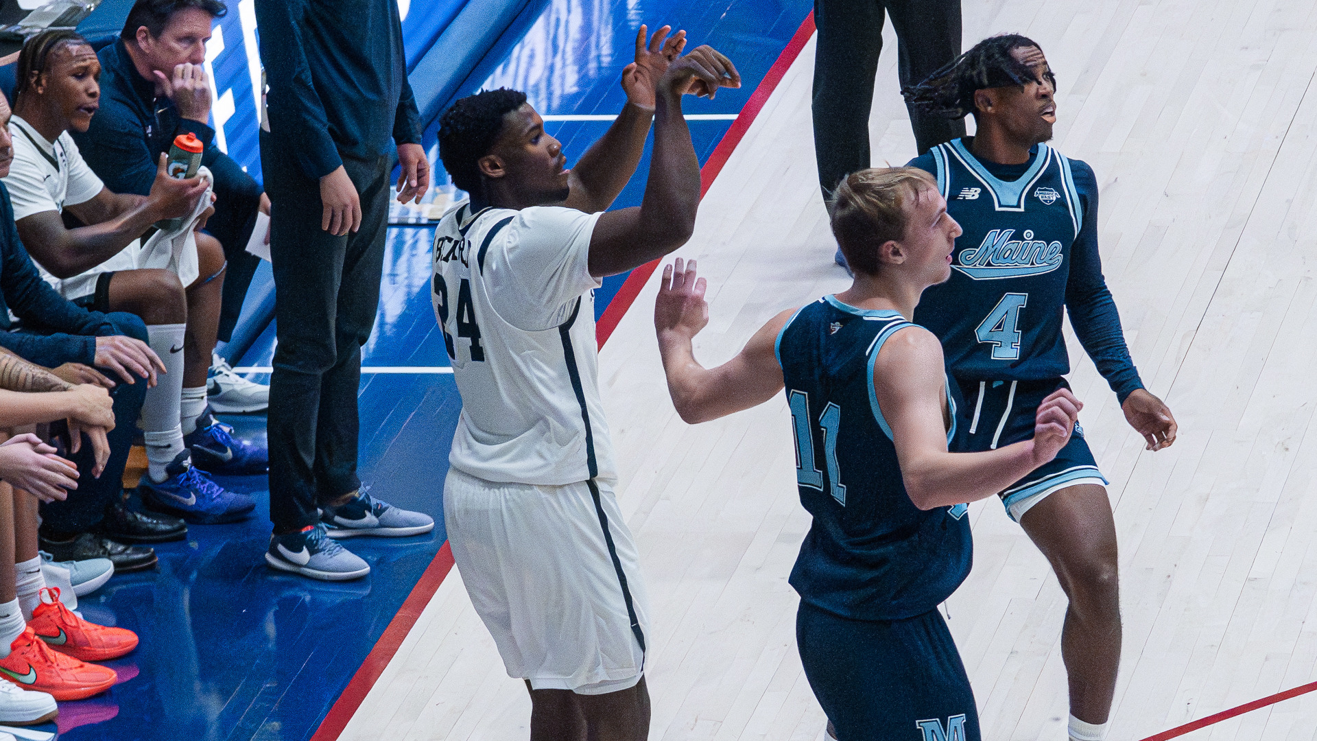 Jaylen Benard shoots the ball