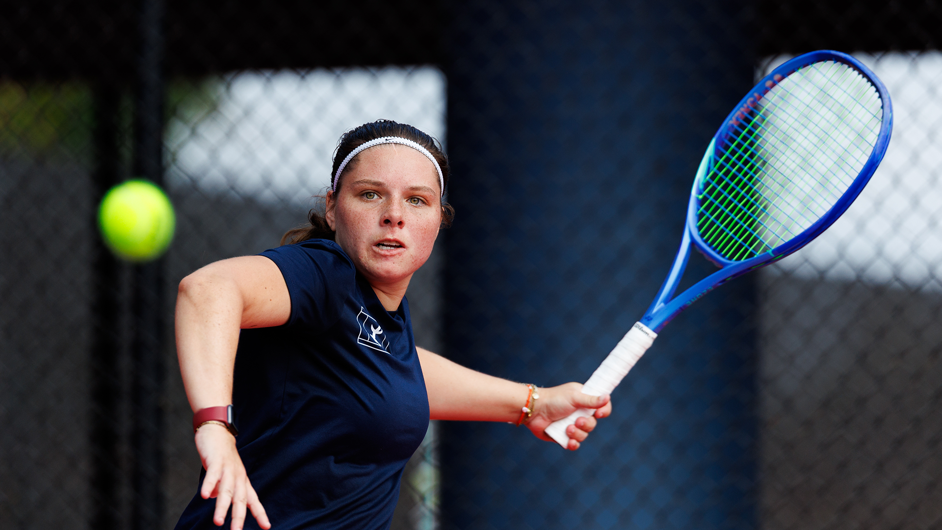 Feline van Eijkelenburg hits a forehand at the 2026 ITA Atlantic Regional Championship at the Liberty Tennis Complex