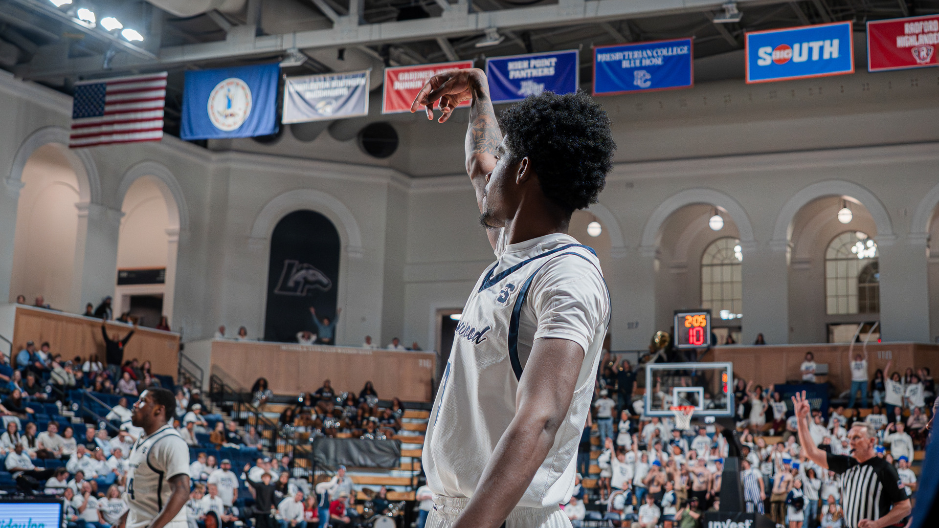 Alphonzo Billups III shoots a three