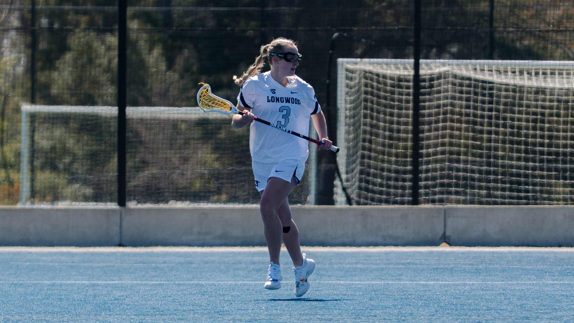 Zenie Newsom cradles the ball