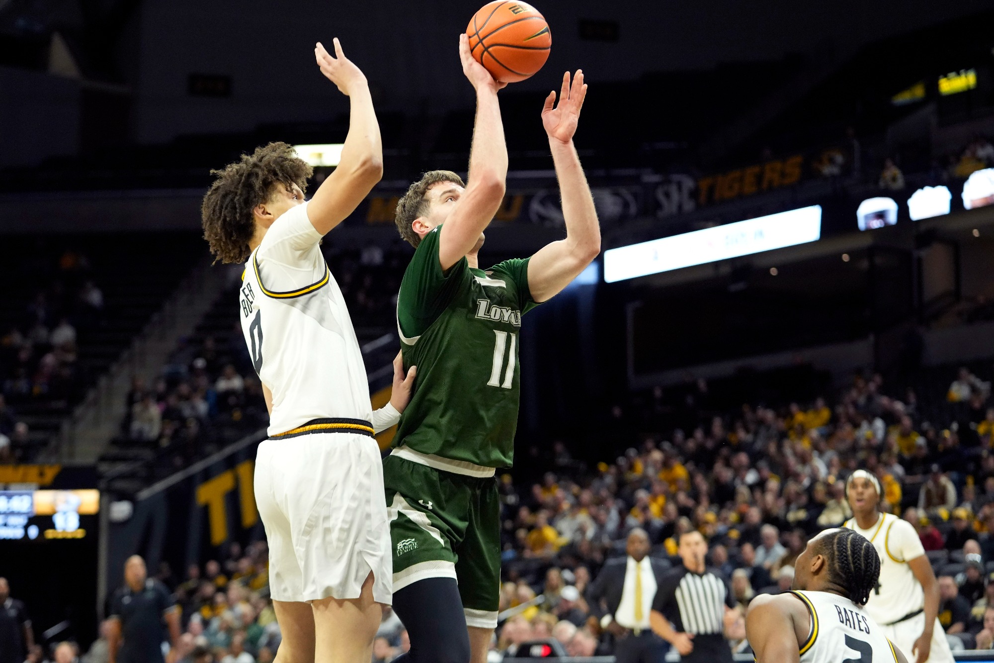 La Salle Sneaks Past Men s Basketball Loyola University Maryland La Salle Sneaks Past Men s Basketball Loyola University Maryland