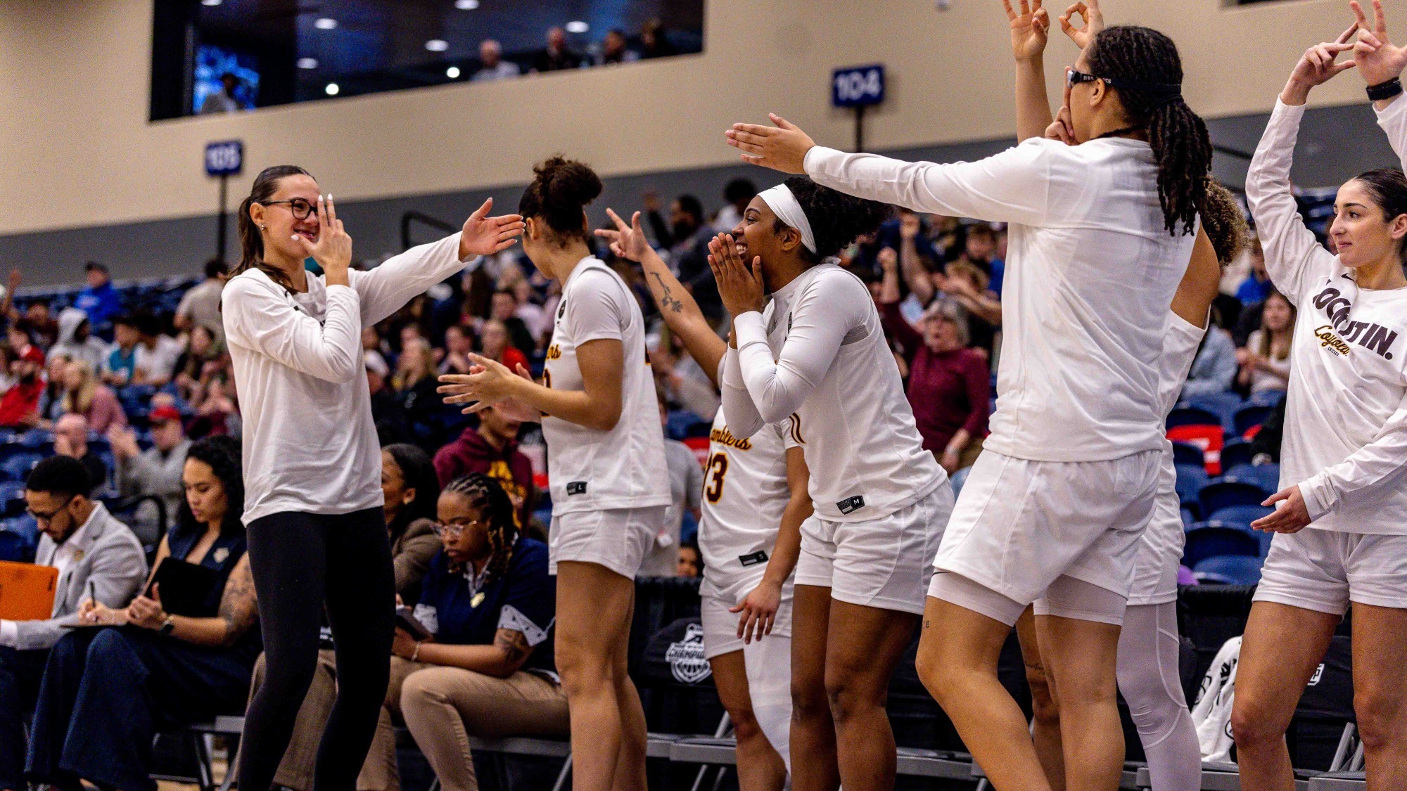 Loyola WBB huddle
