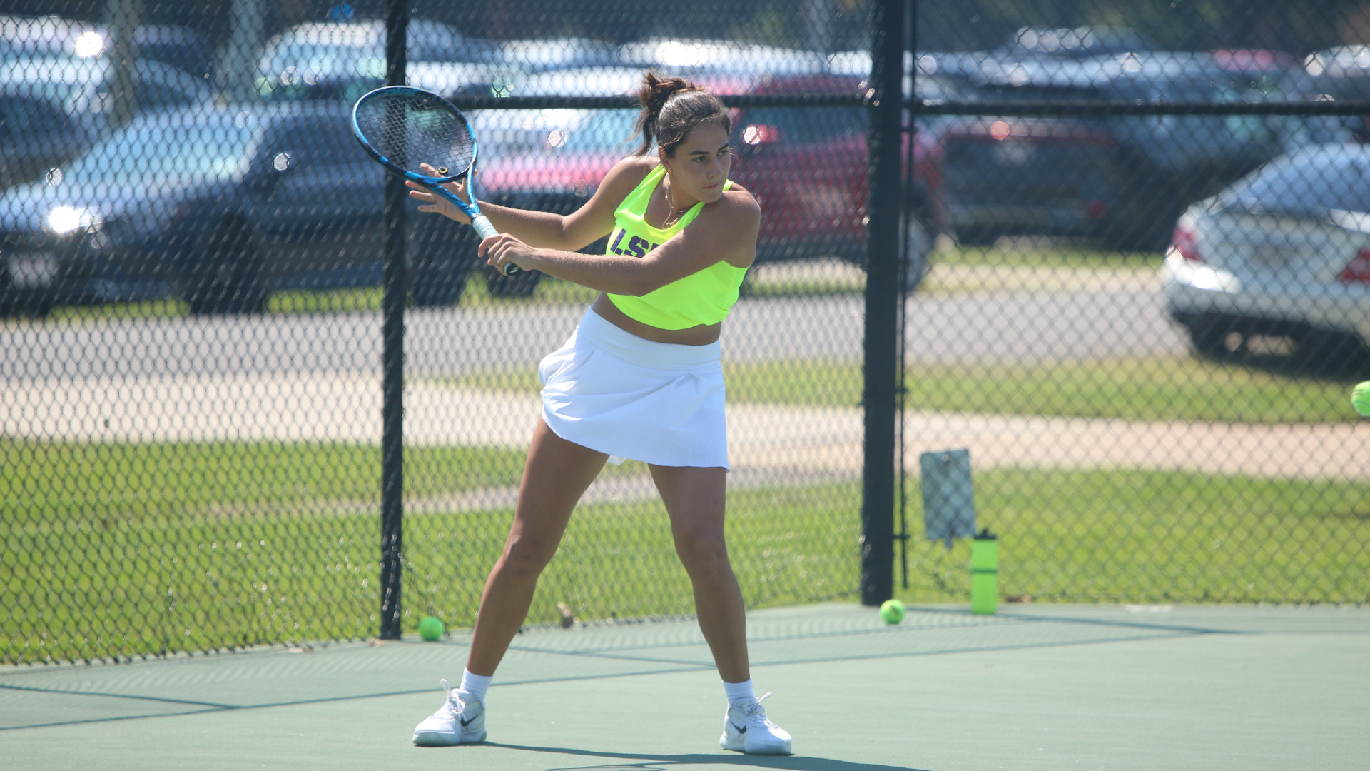 Nahia Echaide prepares a return during practice