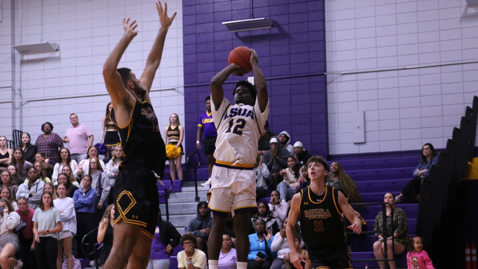 Andre Walker II shoots a jumper over a defender 