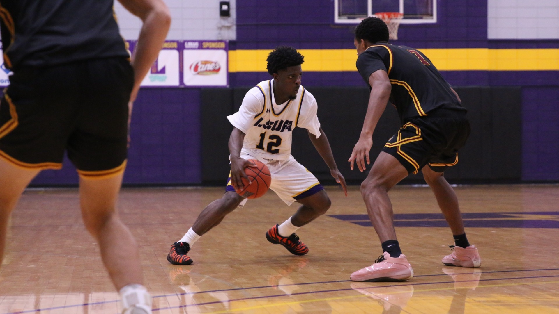 Andre Walker II looks to beat a defender