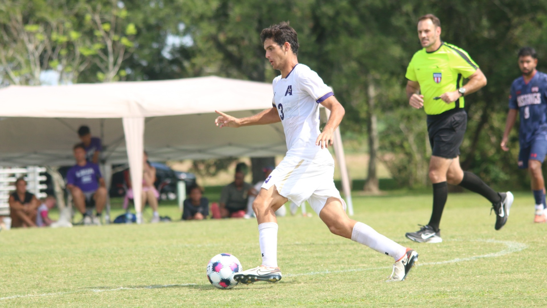 Pablo Novoa dribbles through the pitch during a game