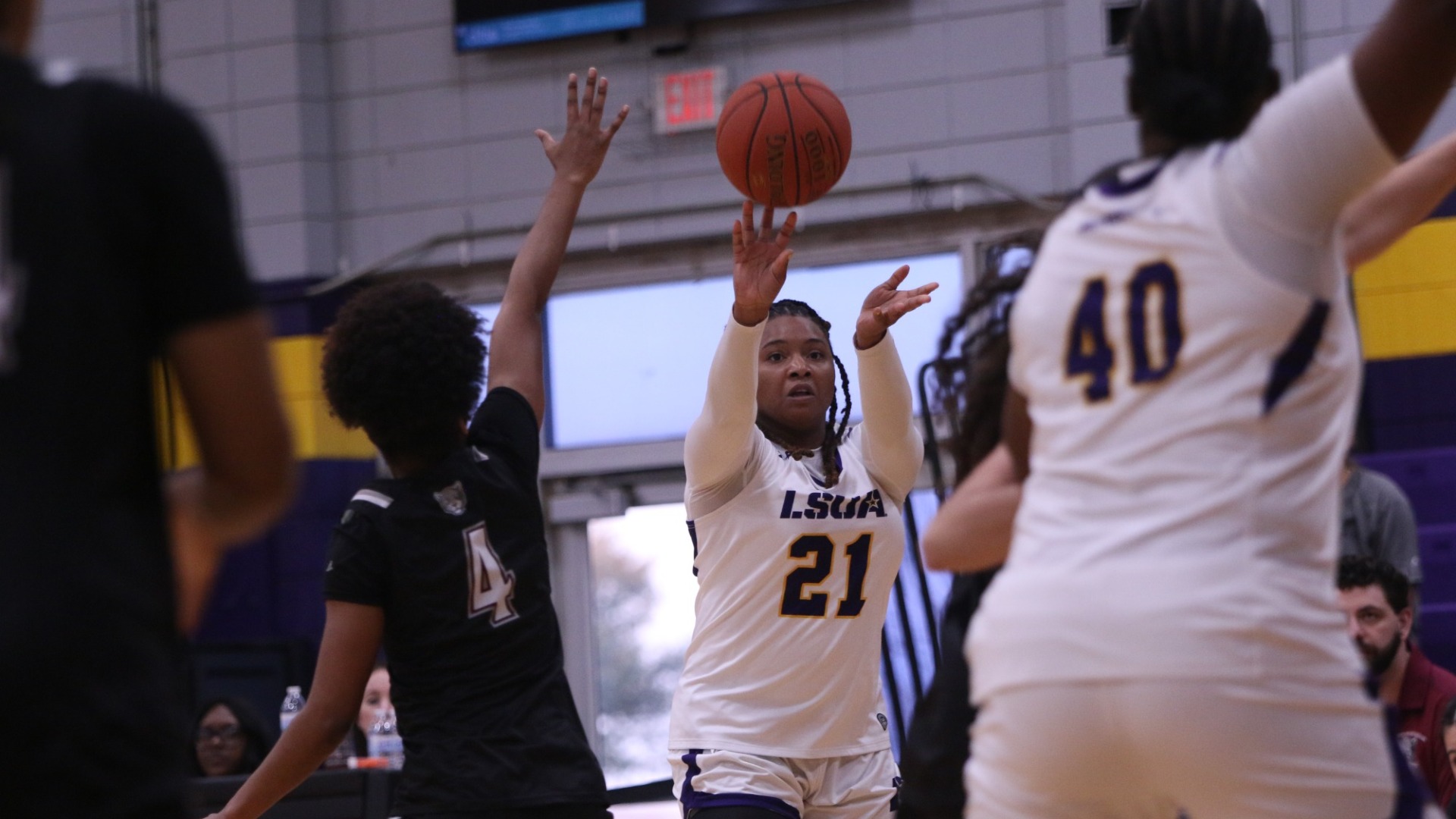 Princis Goff takes a shot through traffic