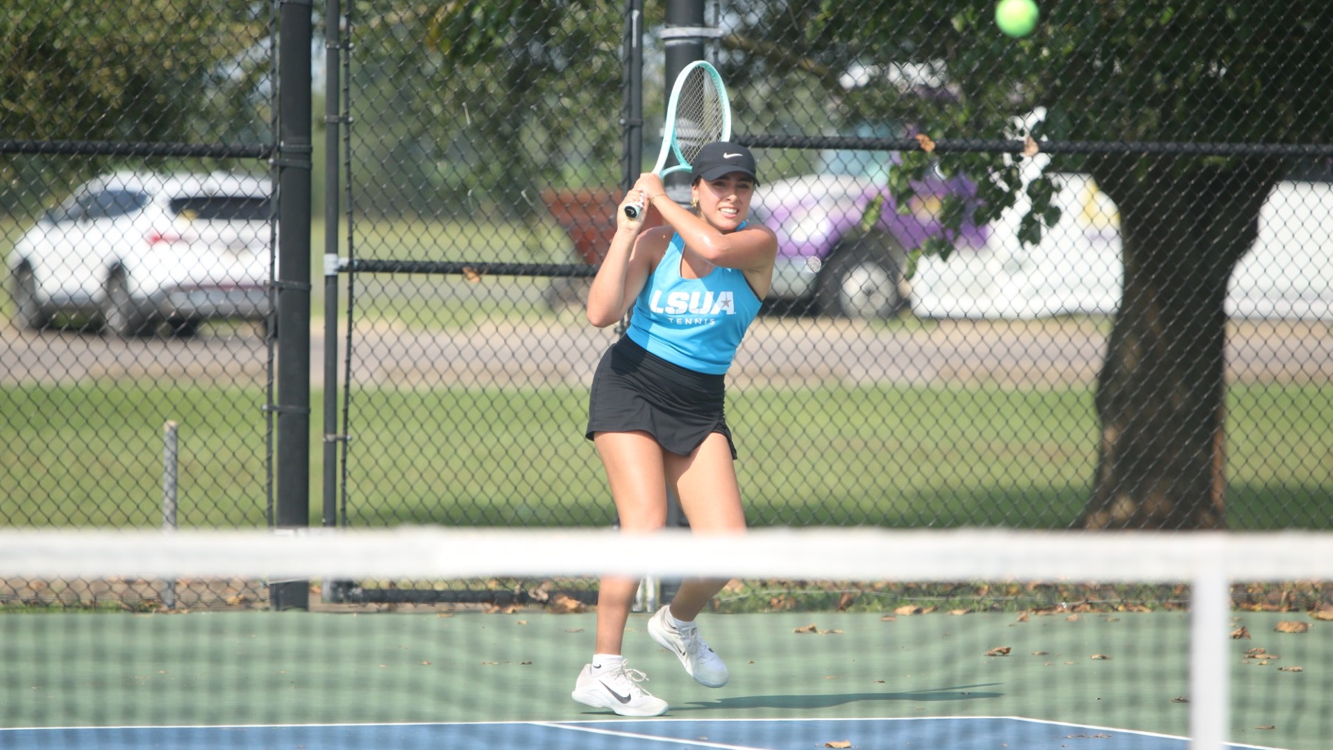 Isabella Stuurman returns a ball during practice