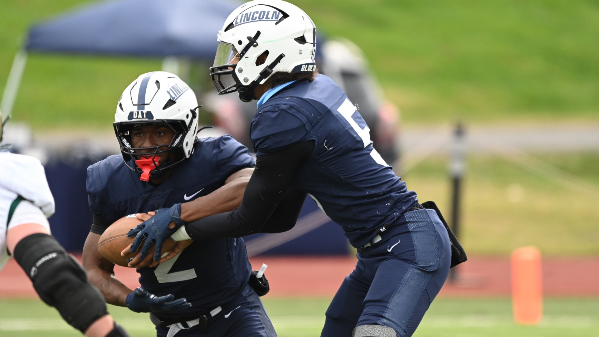 JaDarrius Thomas Takes a Handoff From Jaylen Thomas Against Missouri S&T (Photo by Ryan Luttrell)