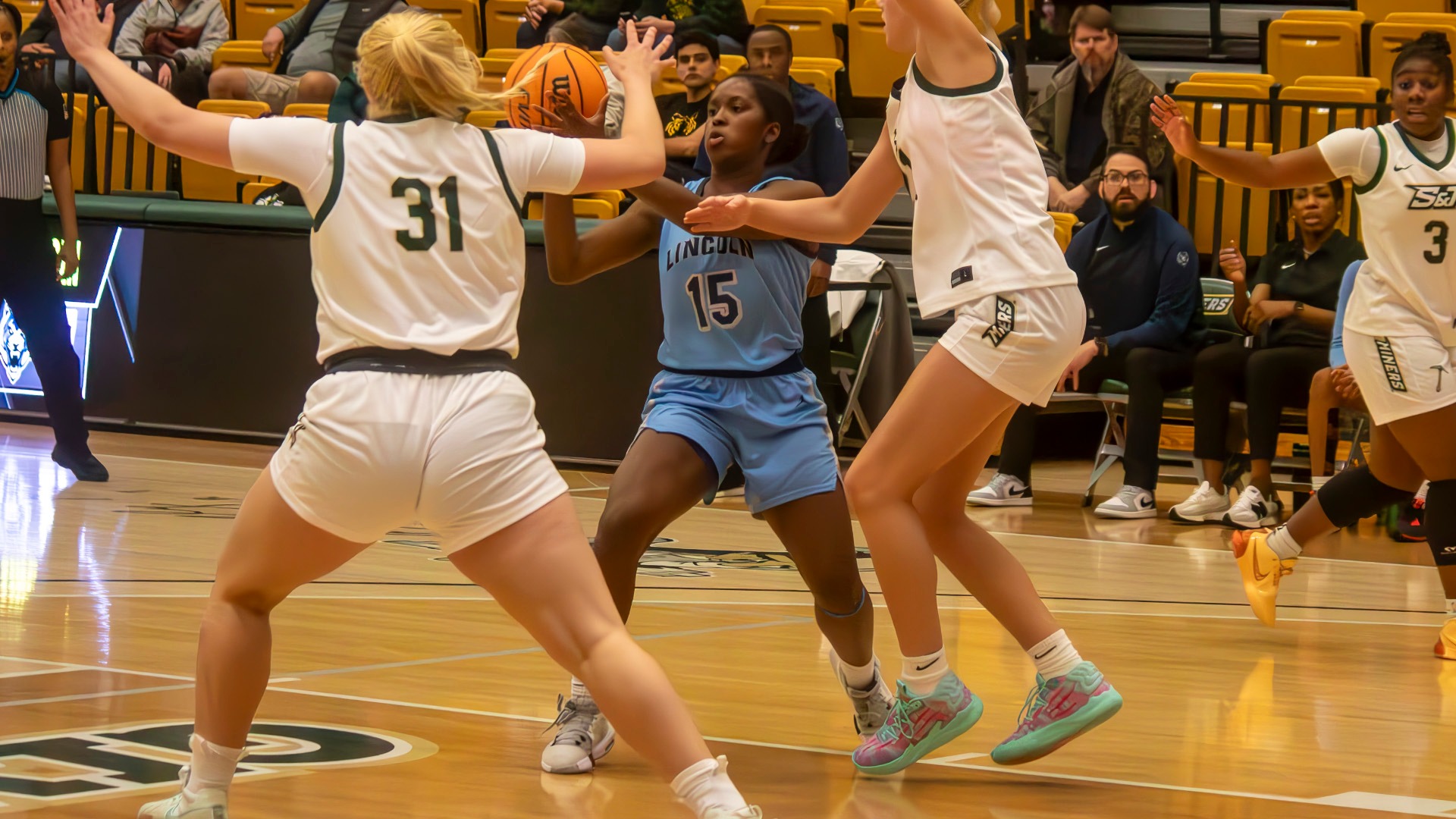 Kaleah Toran Attempts to Pass Against Missouri S&T