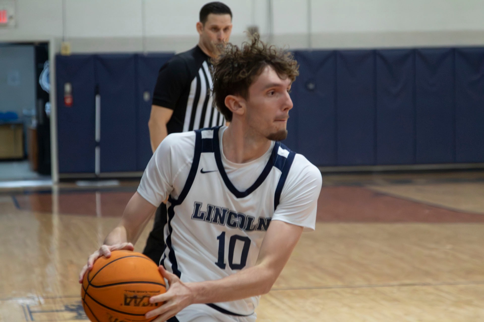 Robin Discamps Drives the Basketball Against Maryville in 2025-26