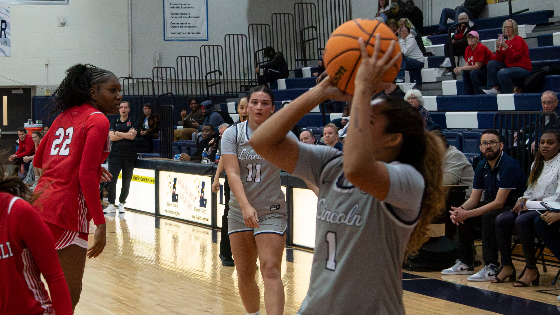 Kiara Cabrera Attempts a Pull-up Jumper Against Maryville in 2025-26
