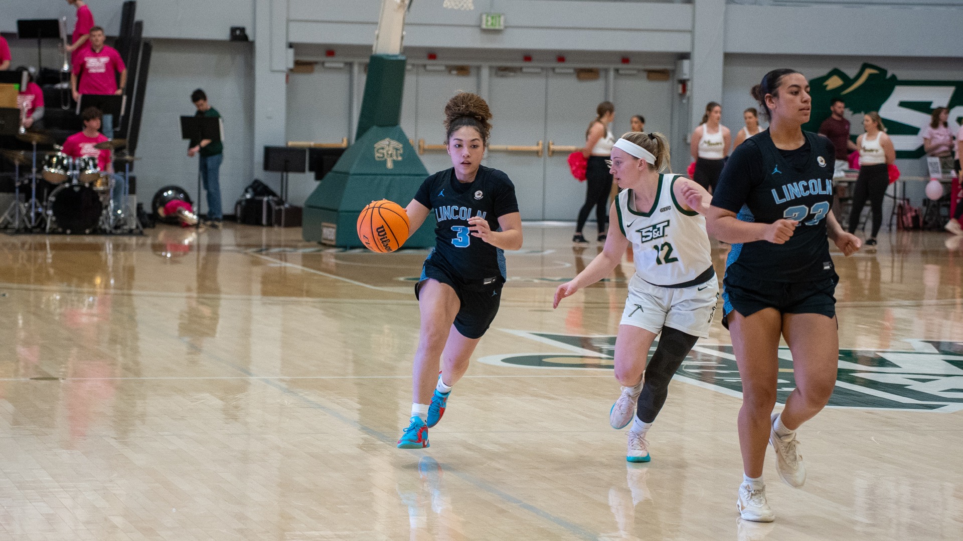 Isis Sanders Drives Down the Court Against Missouri S&T in 2025-26
