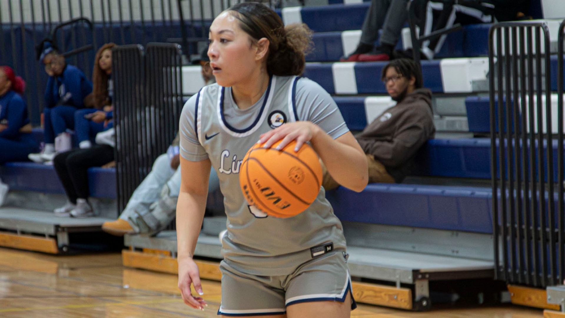 Isis Sanders Plays in Jason Gym in 2025-26