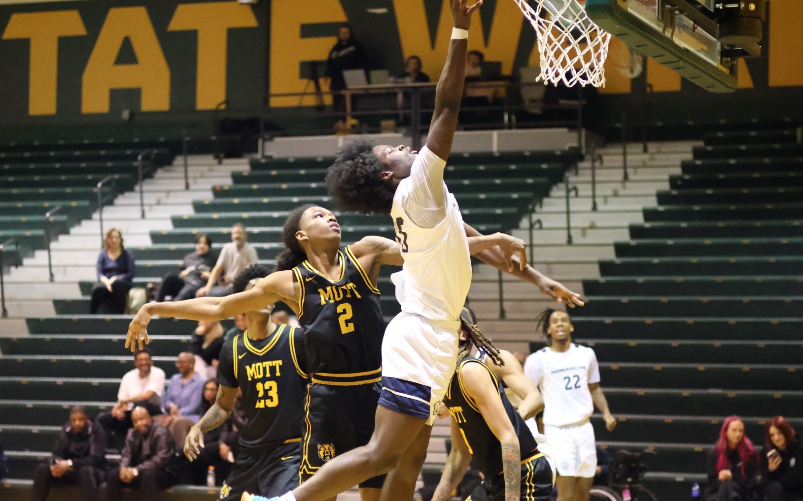 MBB - Brighton Birangui-Booto (20) tallies a tough two against Mott (Jan. 17, 2026)