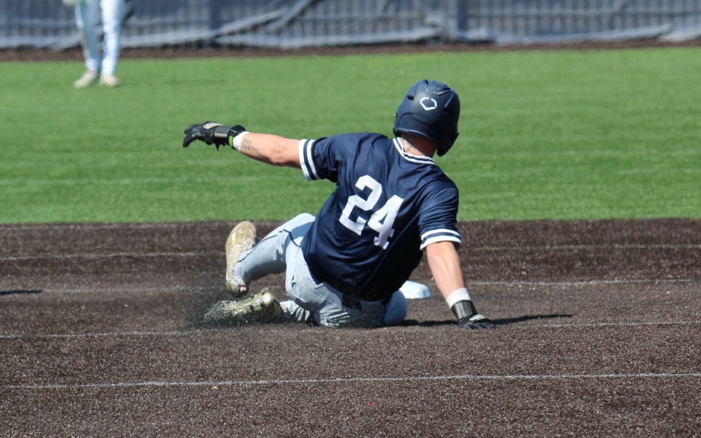 BSB - Debol (24) slides into second