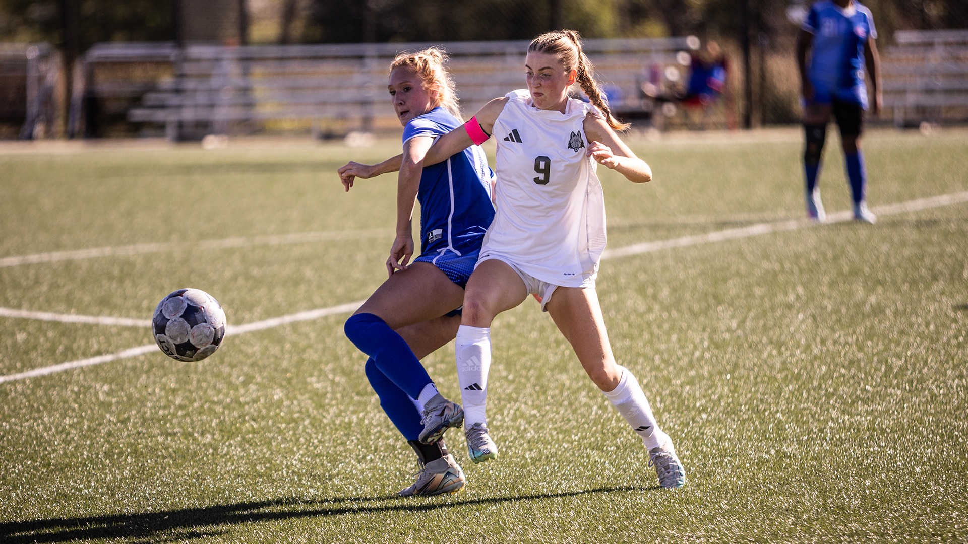 Mirella Zielke battles for possession of the ball