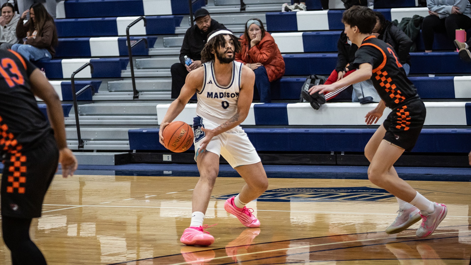 Antoine Coleman looks to pass to a teammate