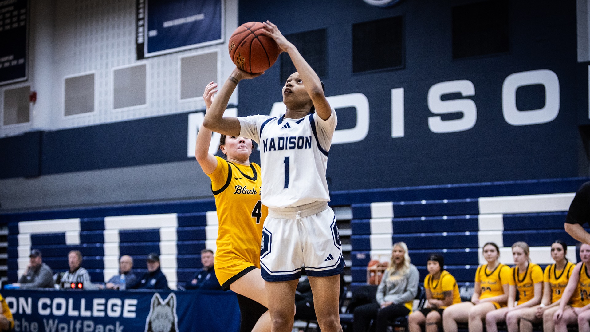 Jamera Green puts up a shot against a defender