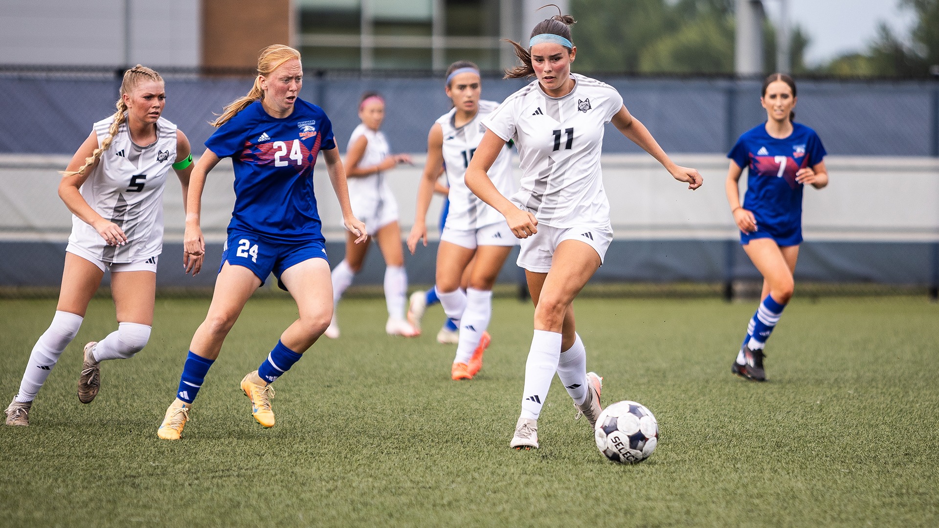 Roos Zwolschen works the ball against a defender