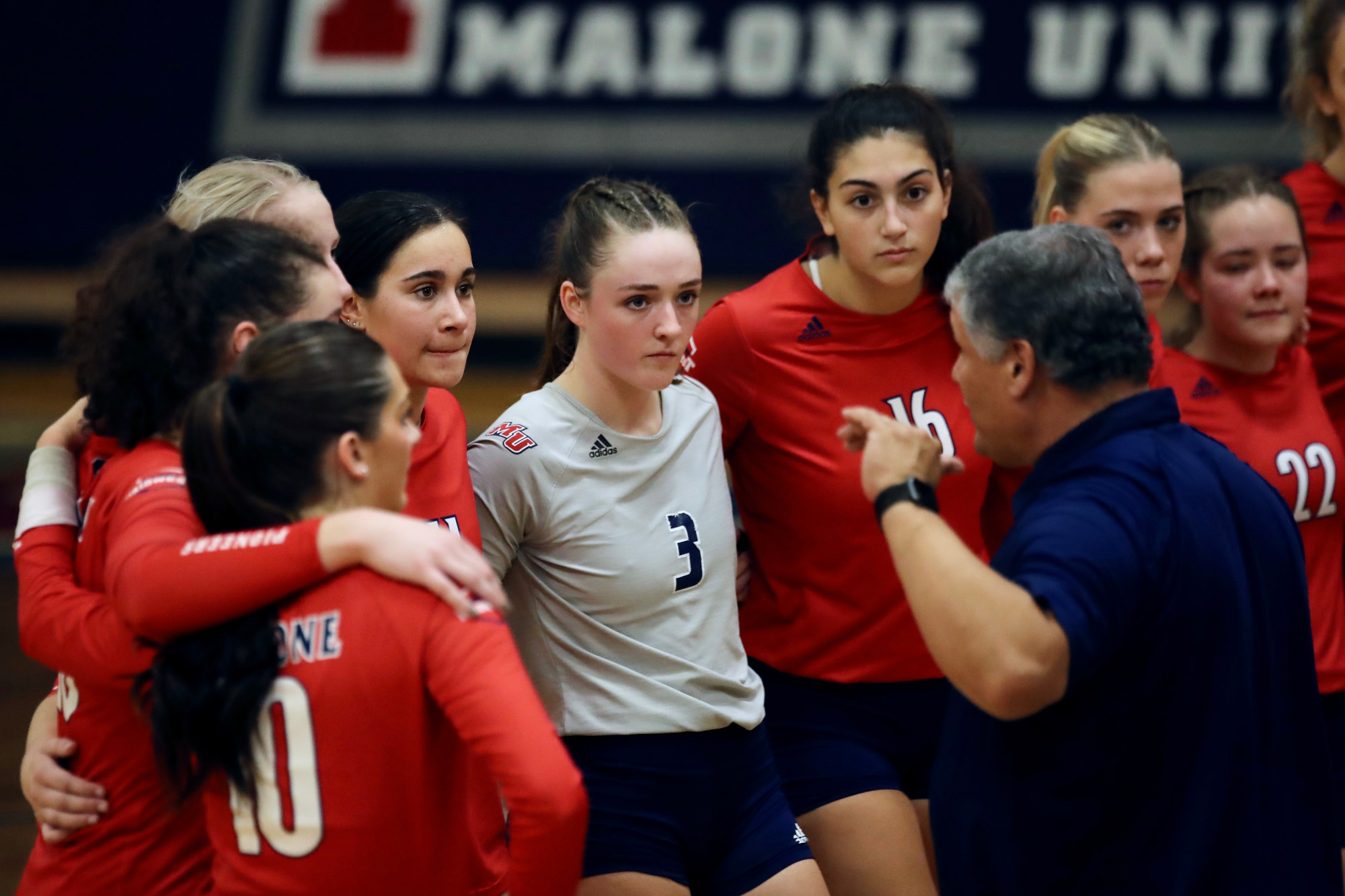 Volleyball Pioneers Lose to Findlay on Weekend Malone