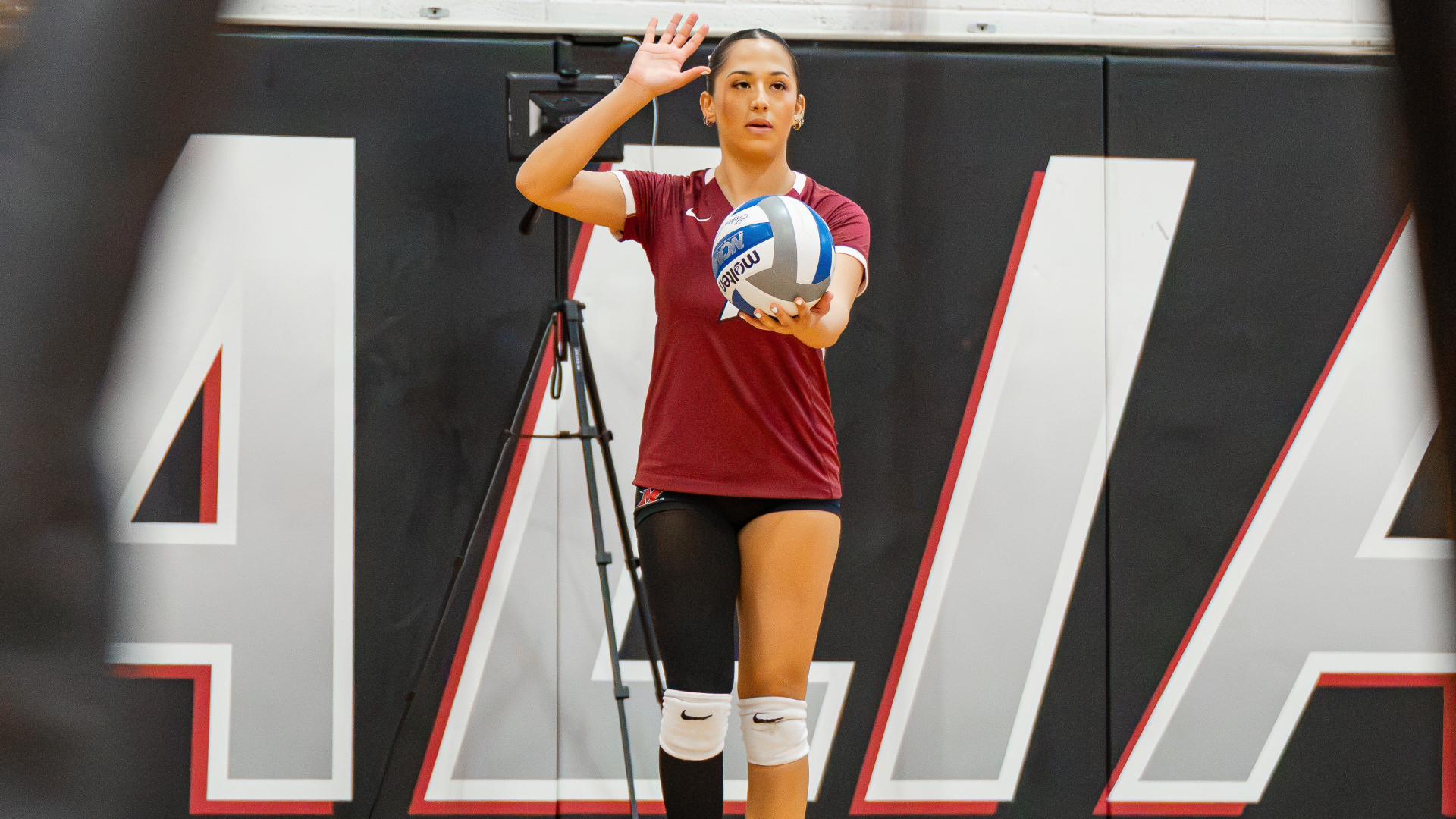 Eva Becerra serves against SJBK
