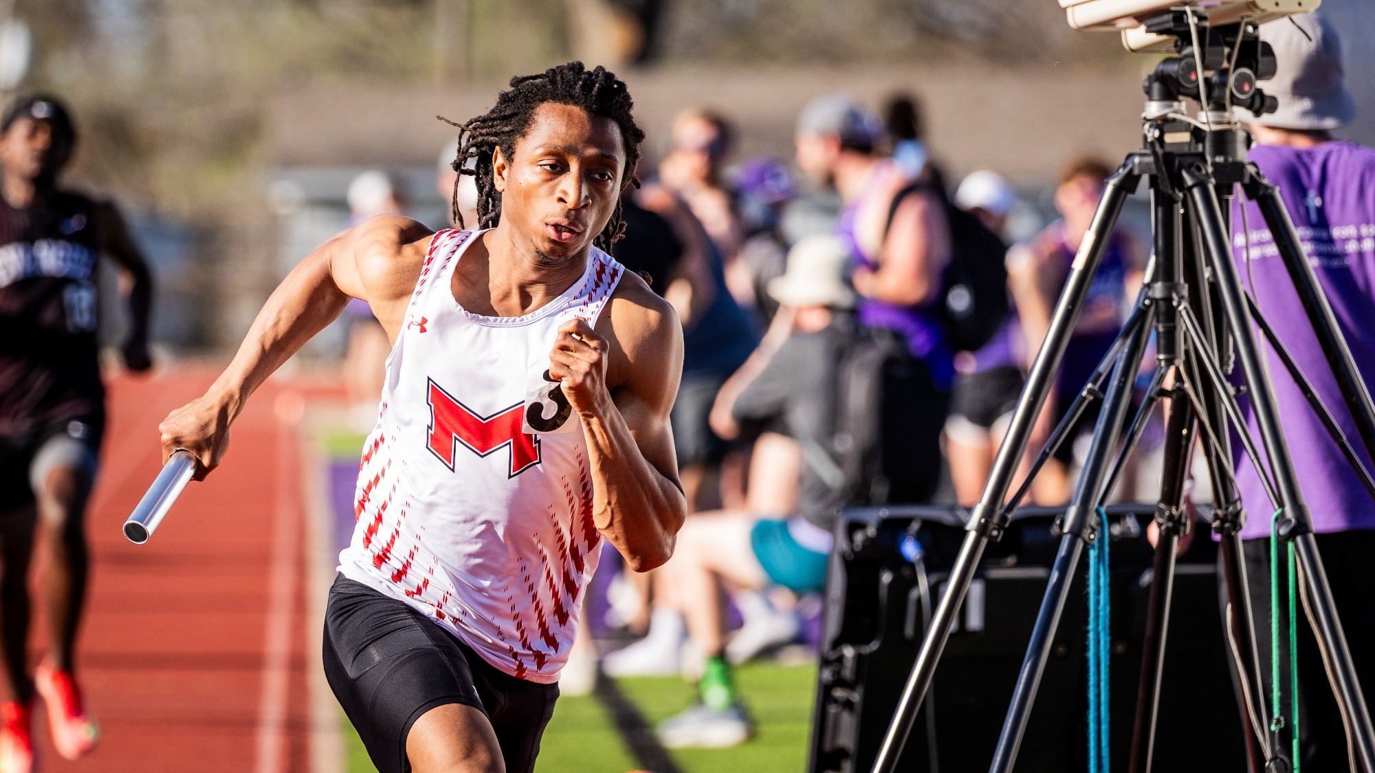 Terry Towah sprints during the 4x400