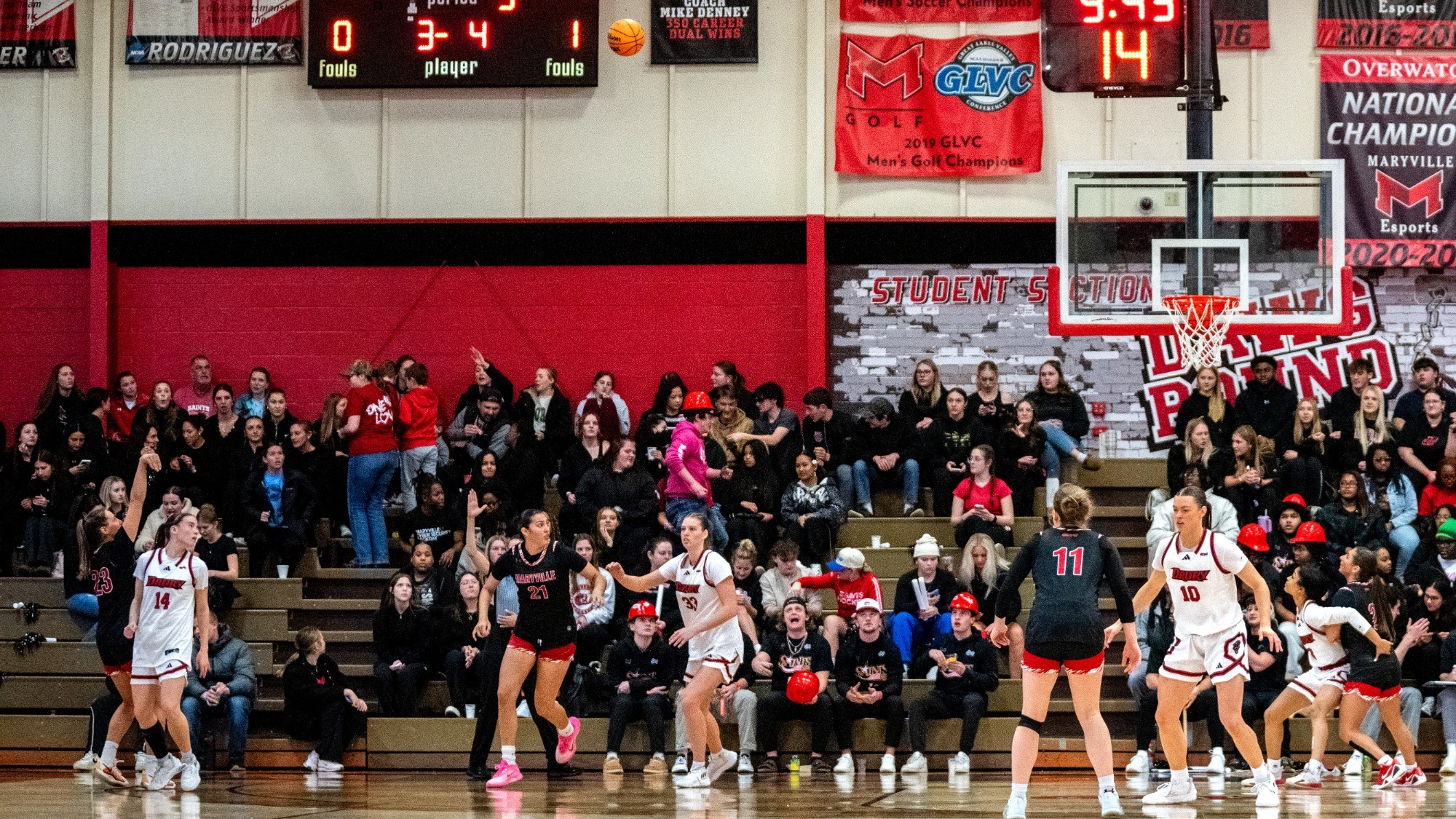 Lindsay Schadewalt three pointer