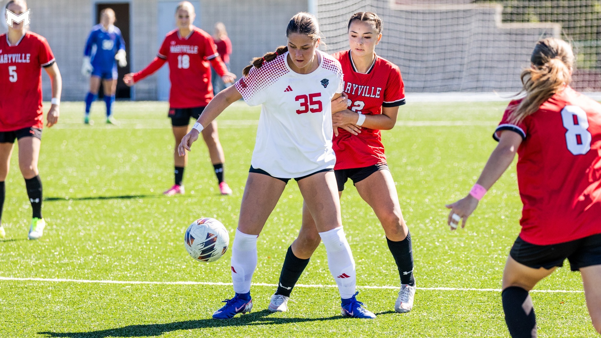Sophia Carter fights for the ball
