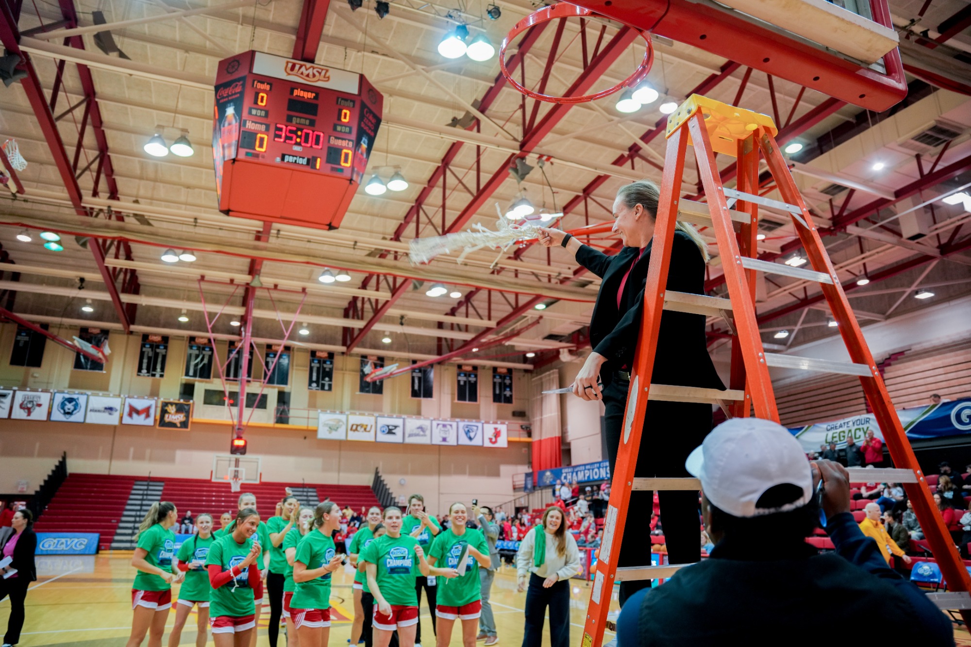 Brita Hand cuts the net