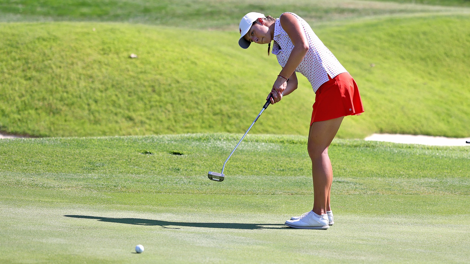 Fernanda Diaz-Pizarro putting at Meadowbrook 2026