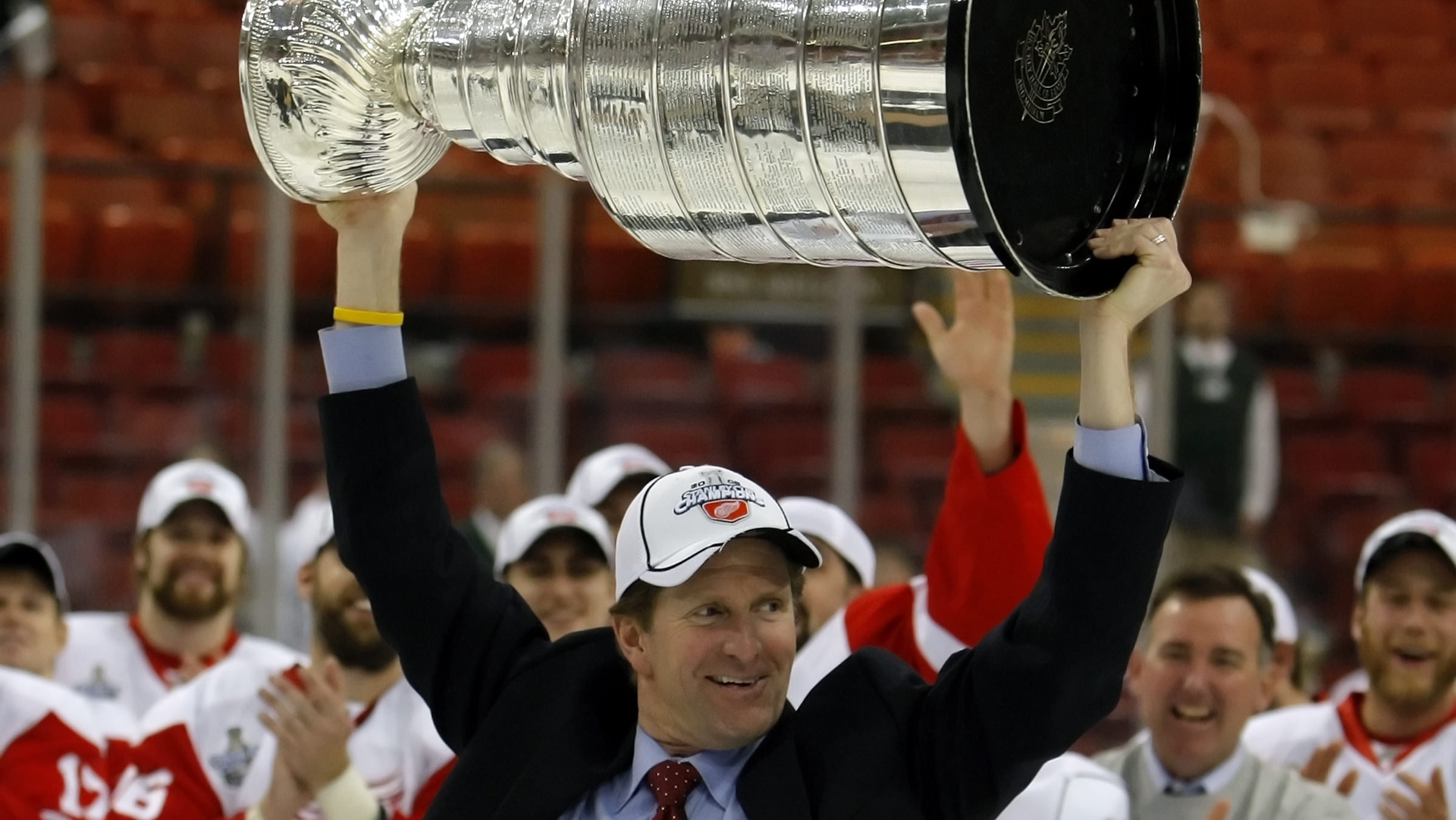 Mike Babcock hoists Stanley Cup with Detroit Red Wings in 2008