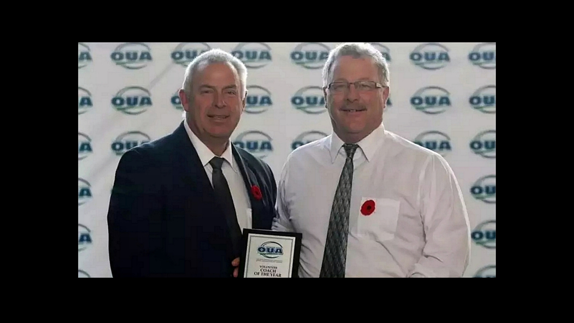 Pat Sheahan presents OUA volunteer coach award to Phil Roberts in 2016