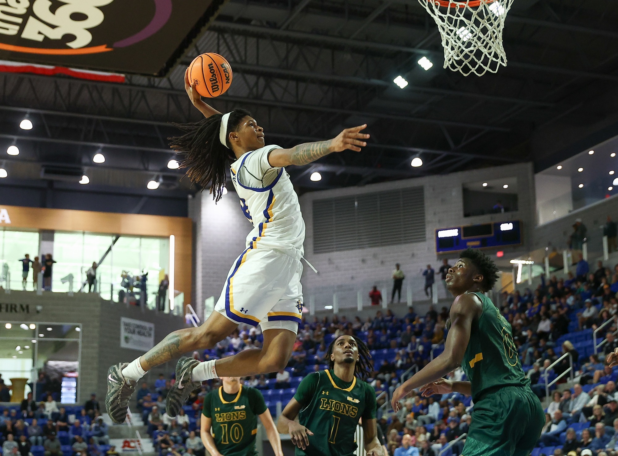 Archies dunk attempt vs. SLU