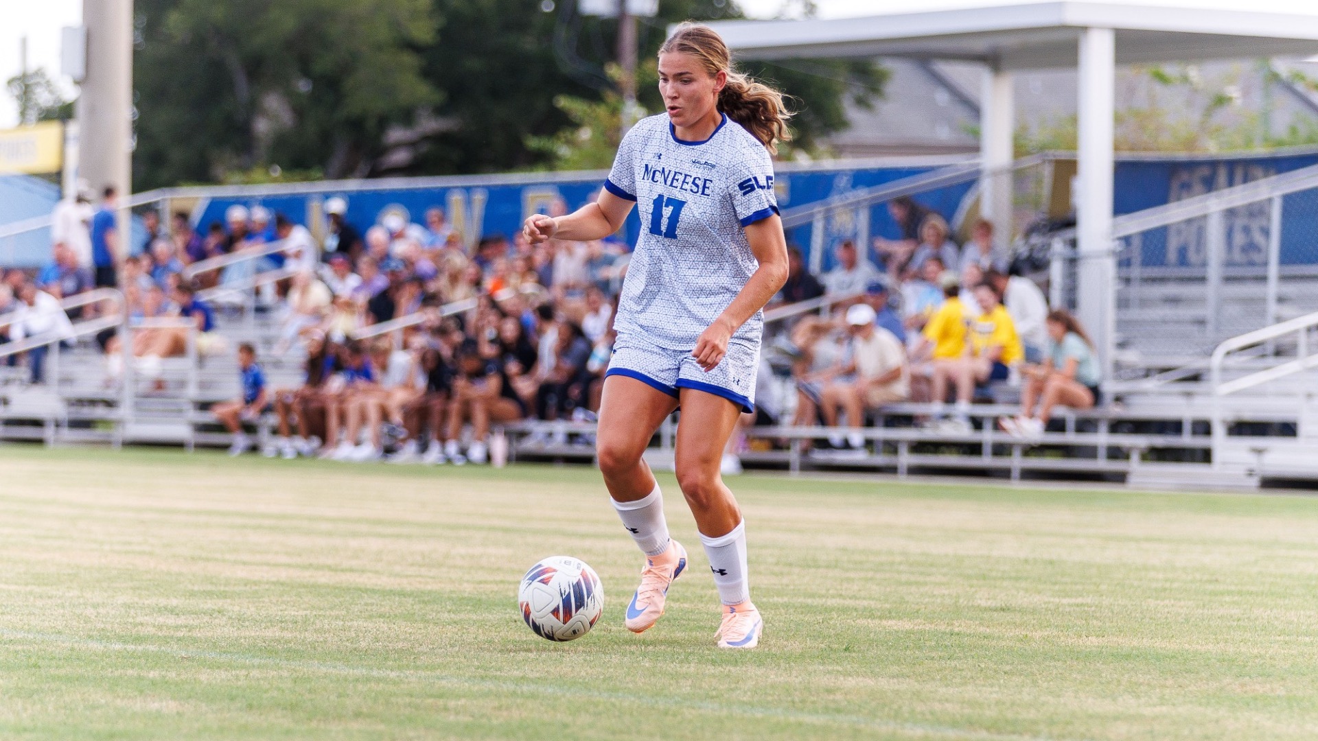 Emma Korhonen dribbling up the pitch