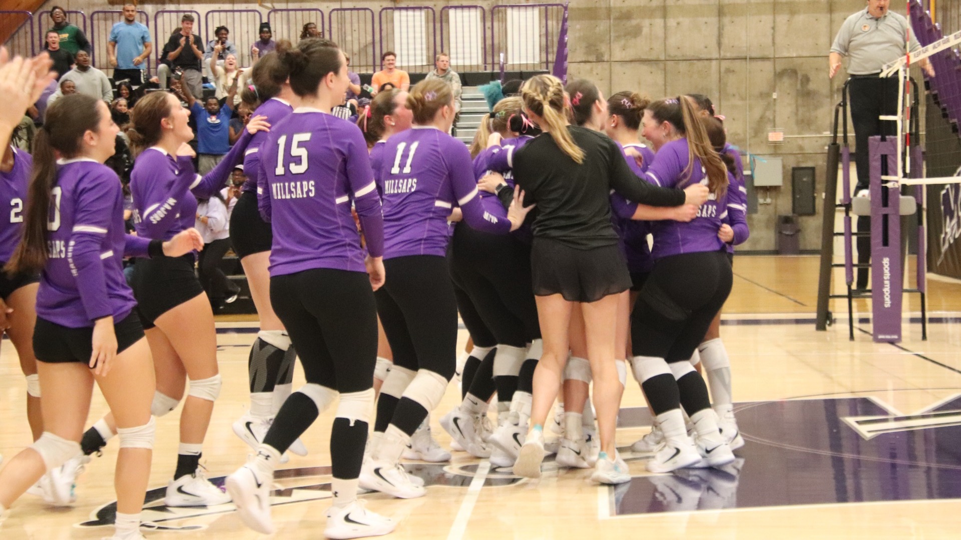 Volleyball Celebrate Victory over No. 7 Trinity 10-2-26