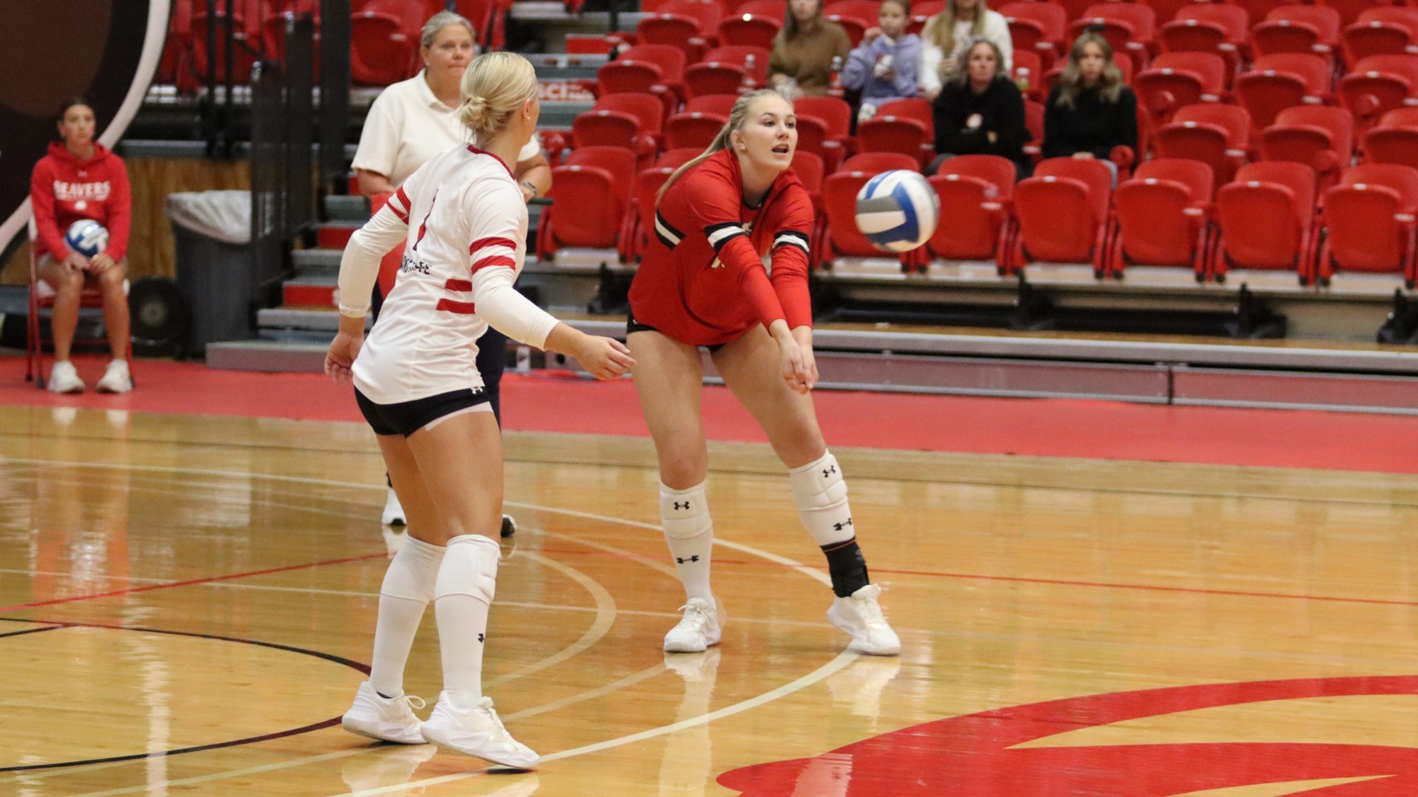 Nicole Lundquist dig vs Minnesota Duluth