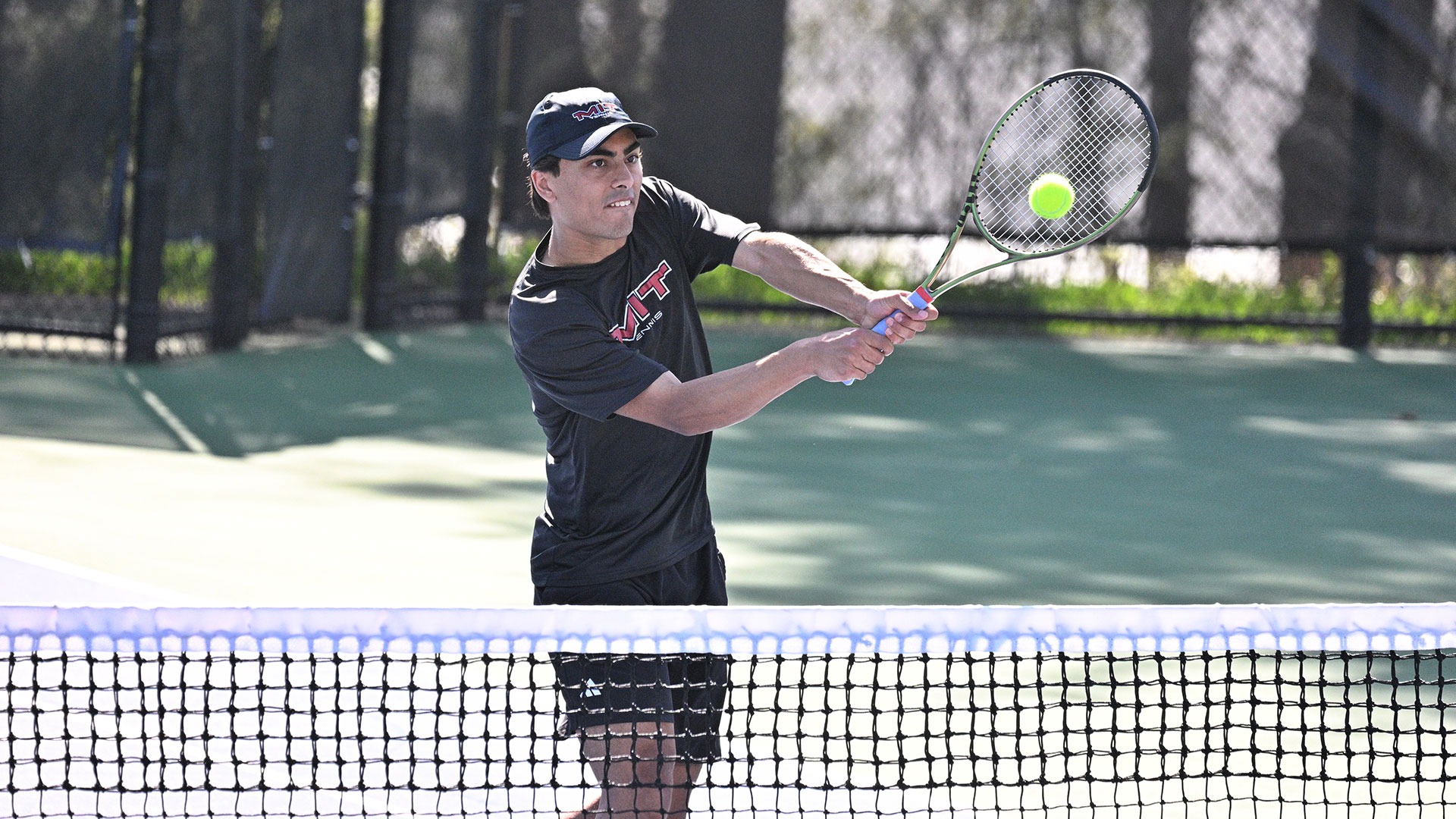 Kailas Kahler hitting the tennis ball