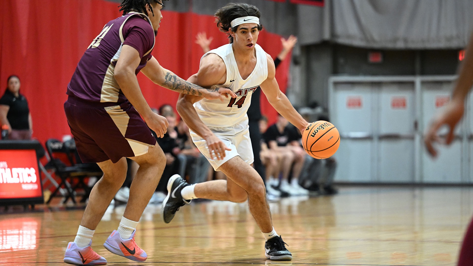 Merlin Gogolin driving to the basket