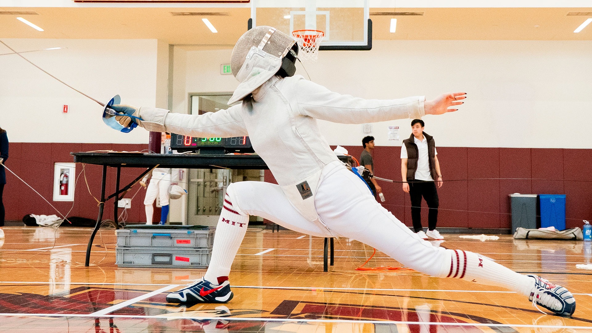 Hannah Tao lunging towards her opponent