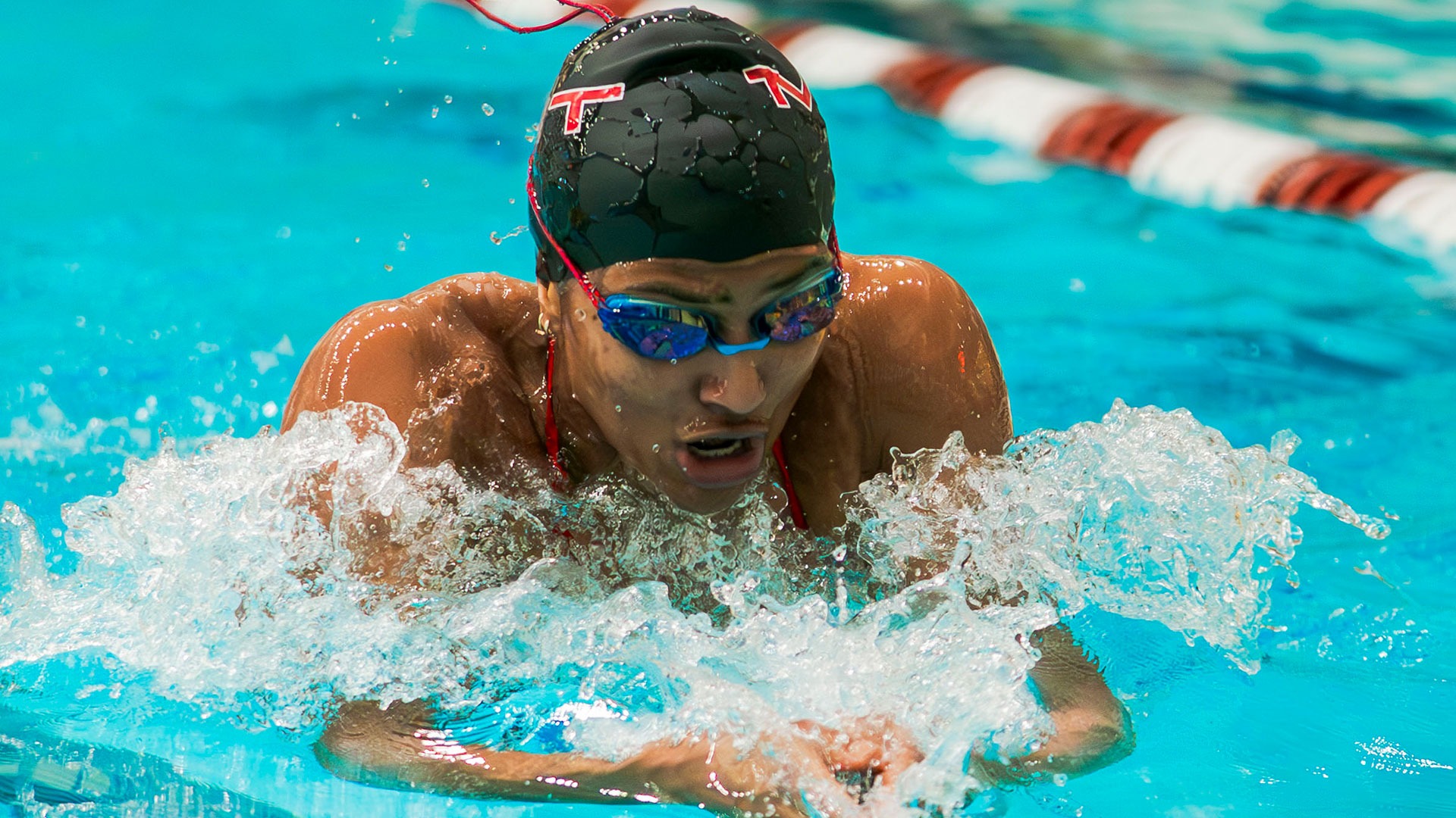 Annika Naveen swimming