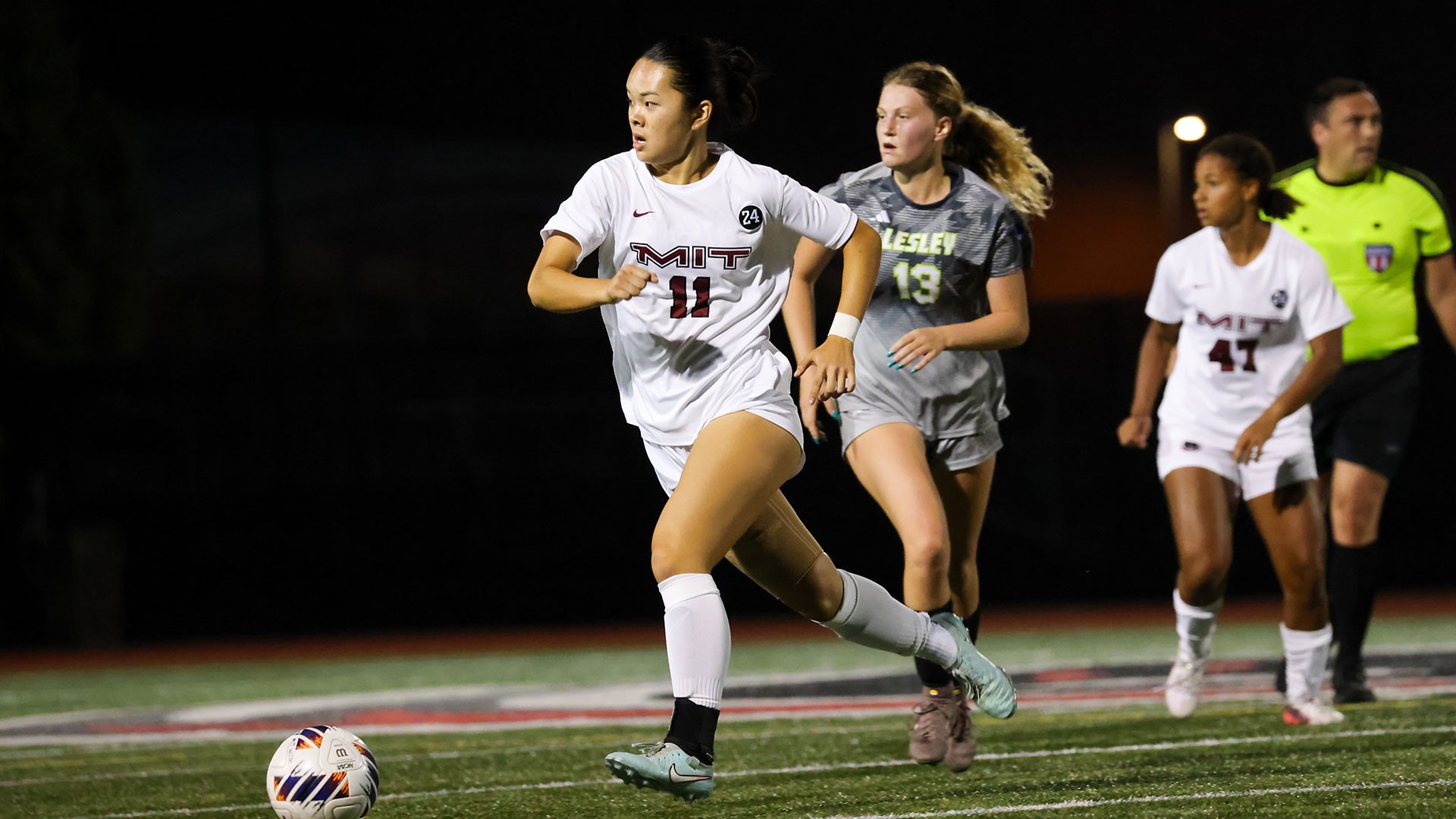 Claire Zhang going past defenders 