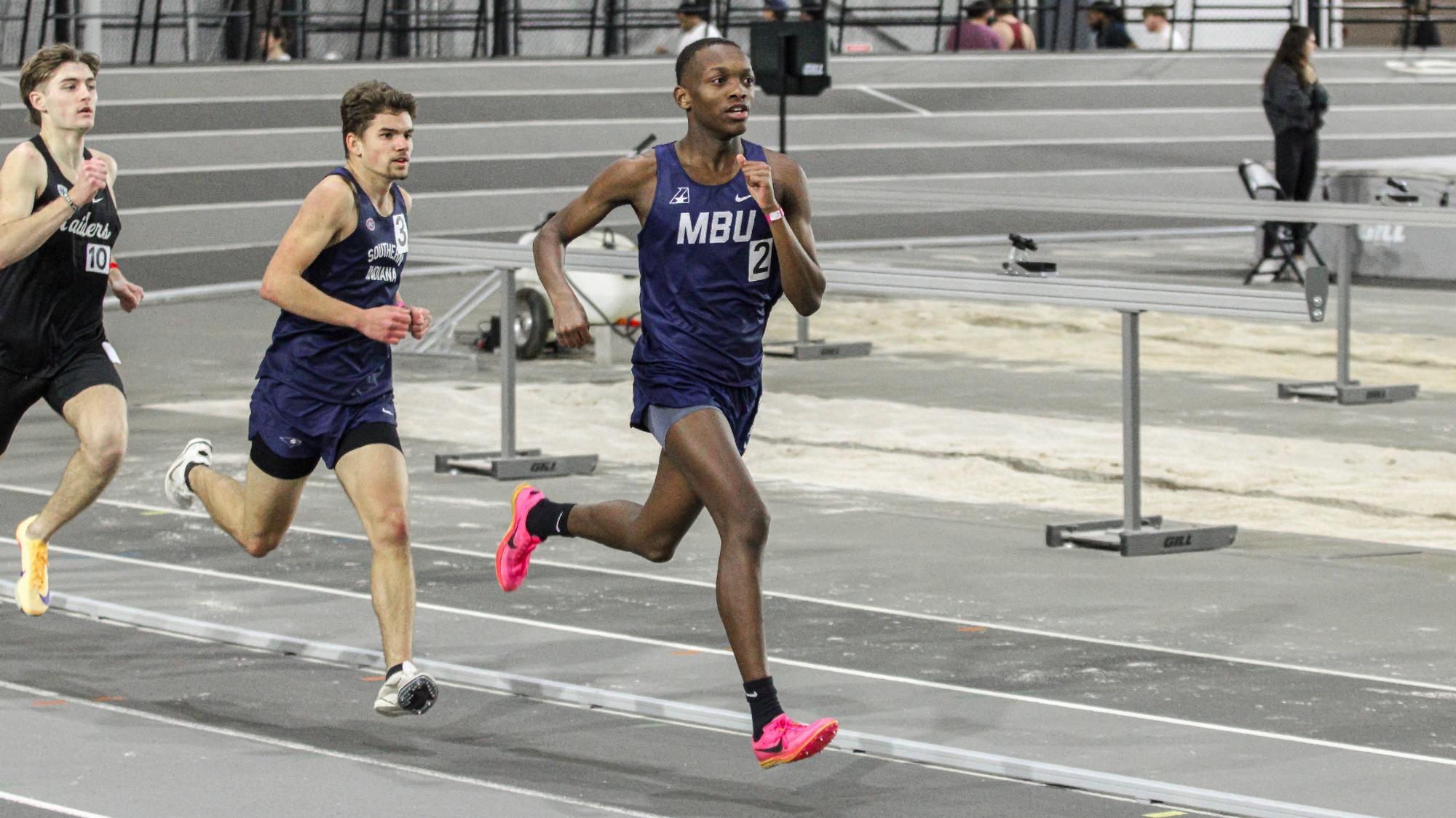 Alex Shields runs at PNC Bank Bellarmine Open