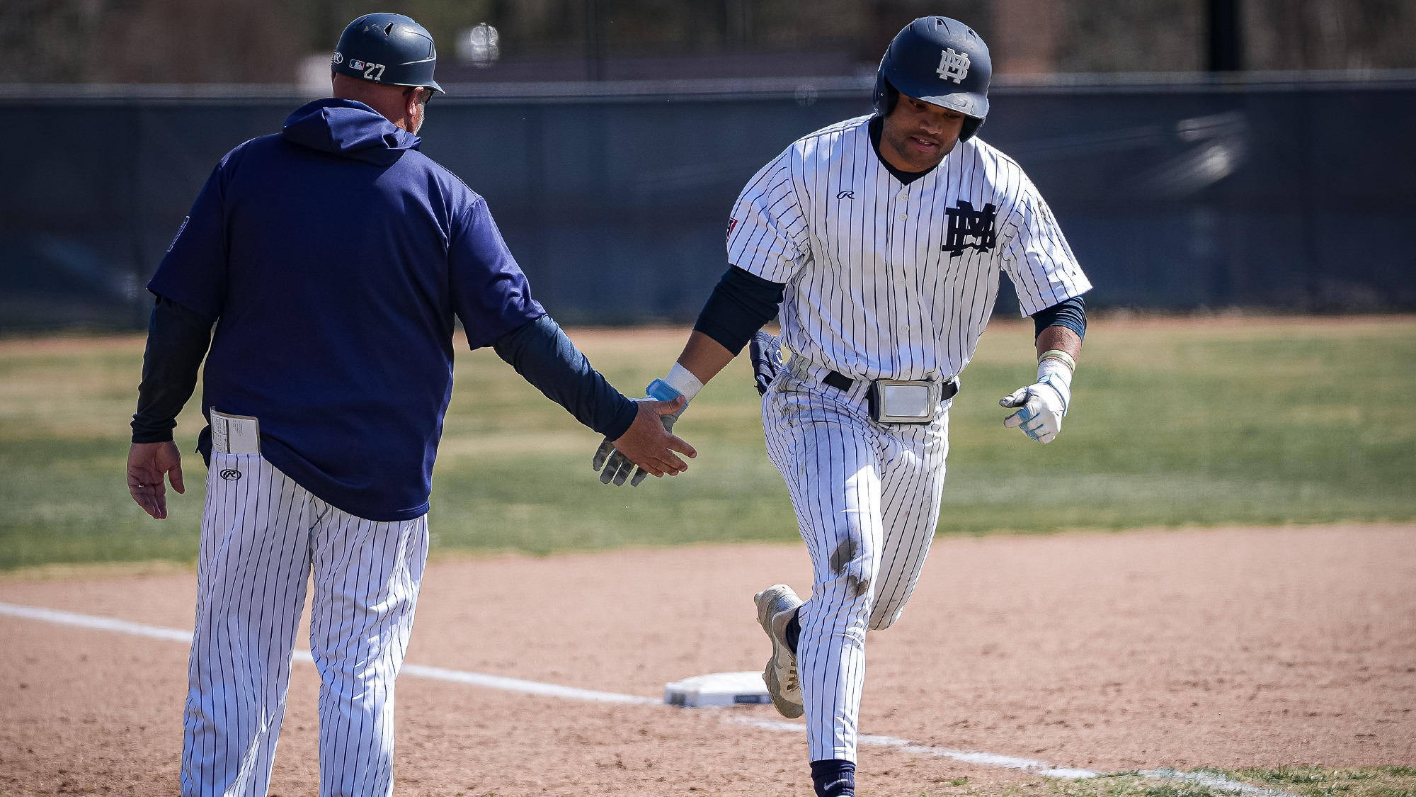 Carlos Hidalgo rounds third after a home run vs Baker