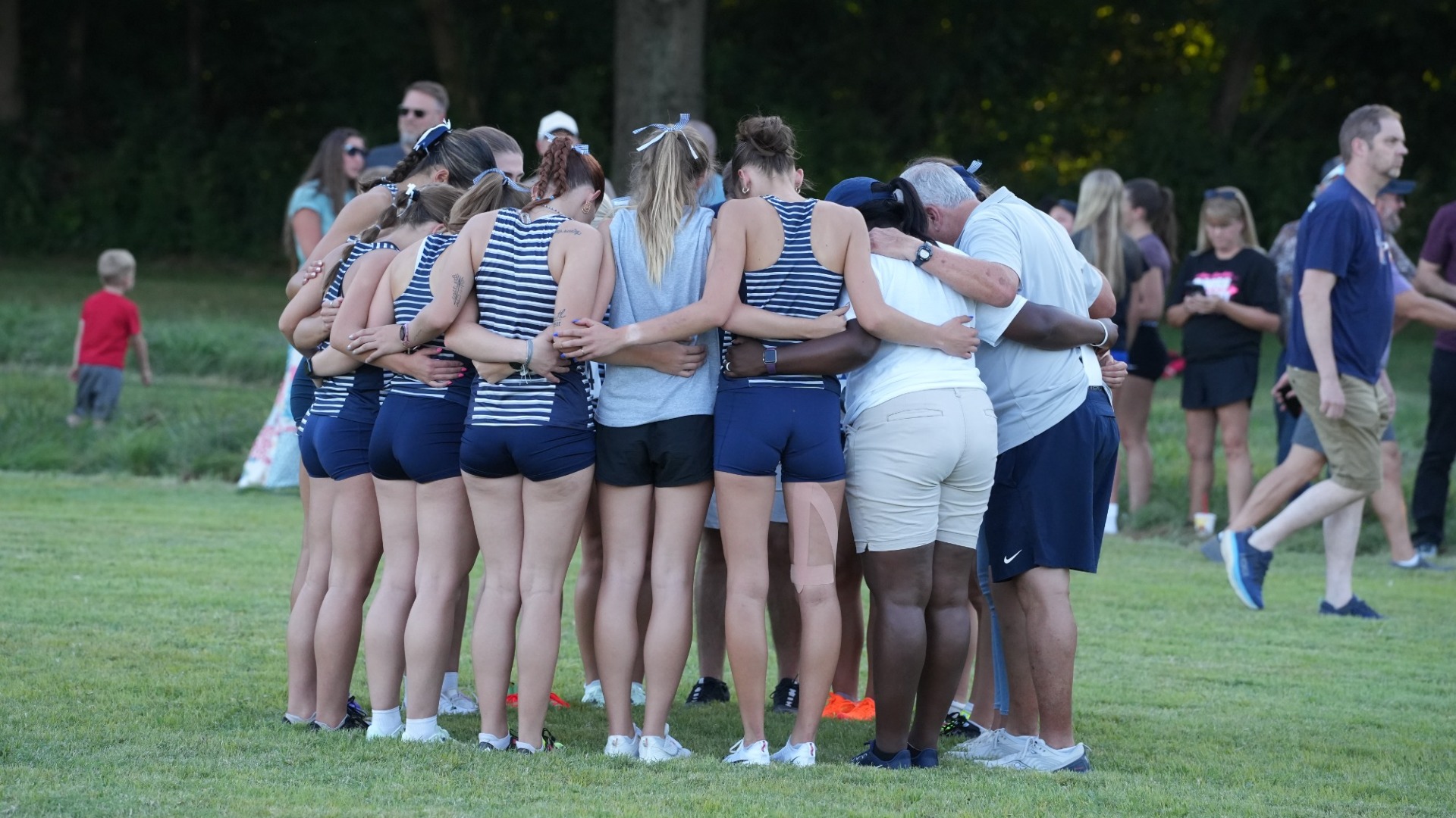 Womens XC Team Huddle