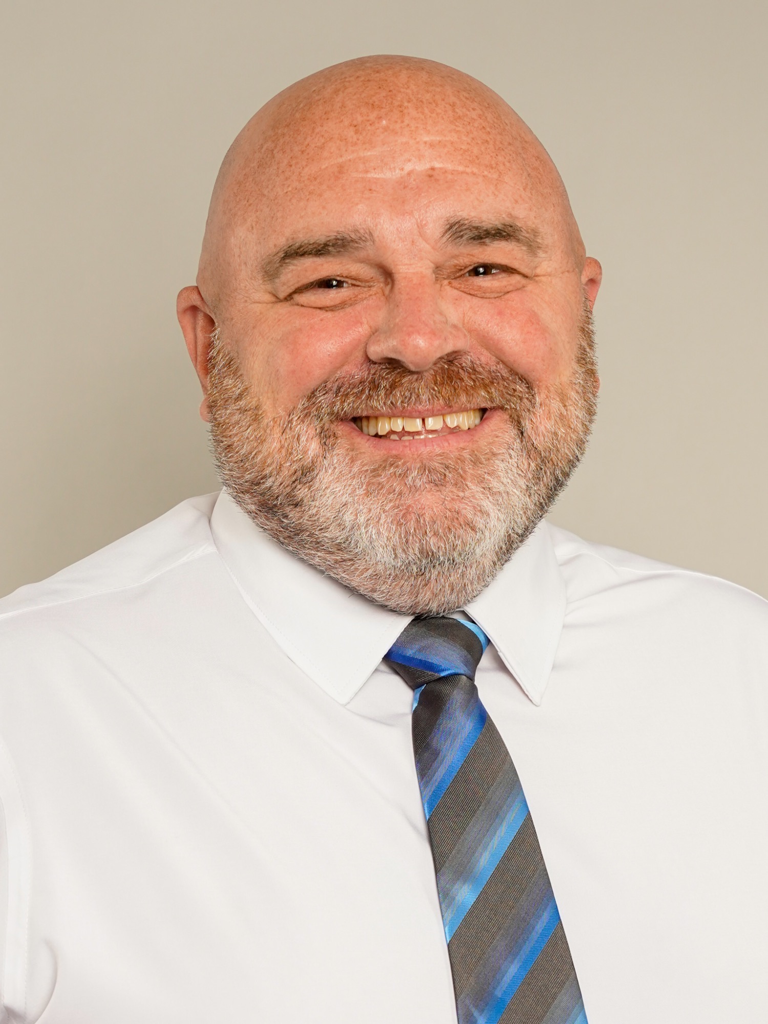 Jon Cascone (head and shoulders mug shot in a white shirt and striped tie)